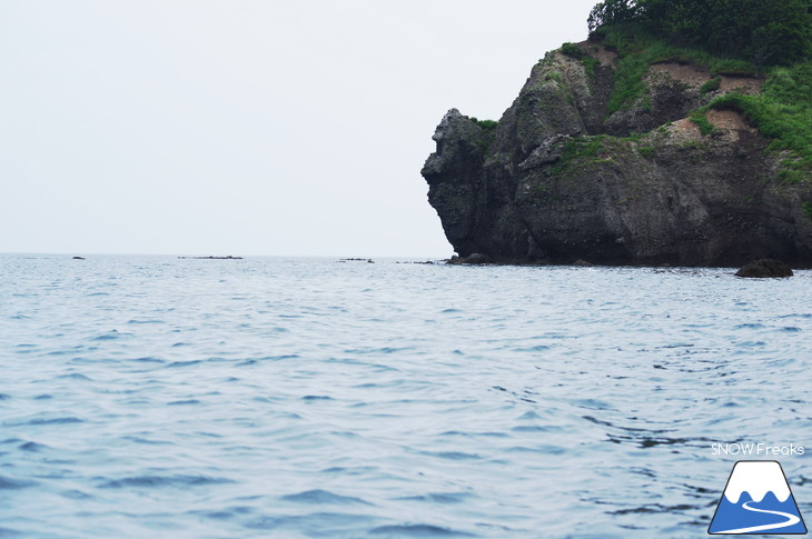 北海道の夏。小樽塩谷海岸からシーカヤックで『青の洞窟』大冒険!!